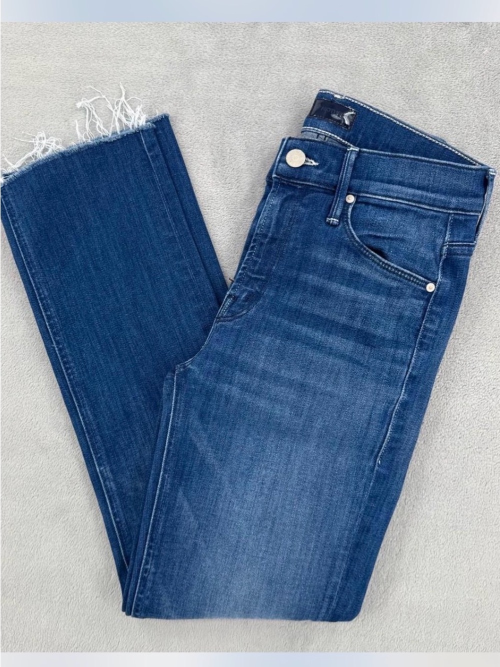 MOTHER Raw-Hem Cropped Jeans in Deep Indigo Blue